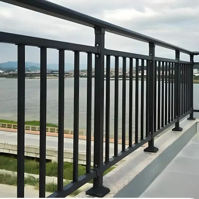 Outdoor Garden Privacy Fence with 6063 Grade Aluminum Horizontal Slat Panels and Design